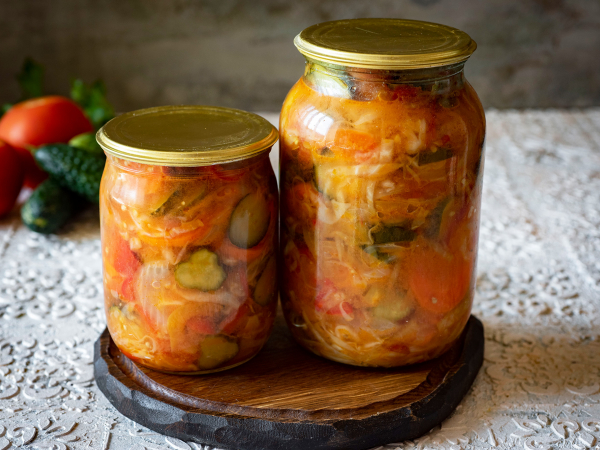 Охотничий салат с огурцами на зиму, рецепт с фото