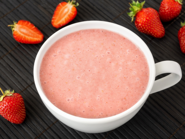 Смузи с клубникой, бананом и мороженым, рецепт с фото