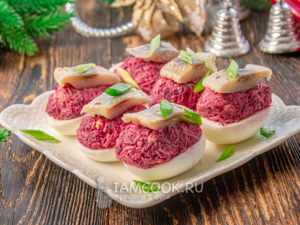 Яйца, фаршированные селедкой под шубой, рецепт с фото