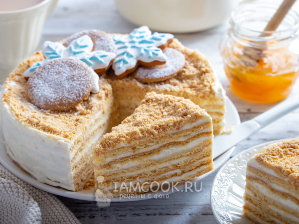 Торт «Медовик» с кремом маскарпоне, рецепт с фото