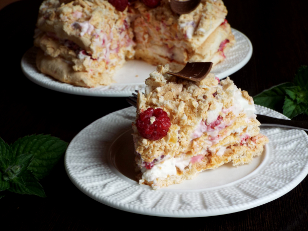 Меренговый торт с малиной, рецепт с фото