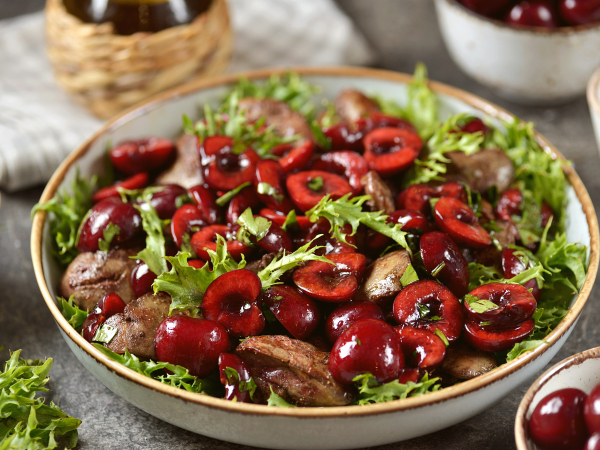 Салат с куриной печенью и черешней, рецепт с фото