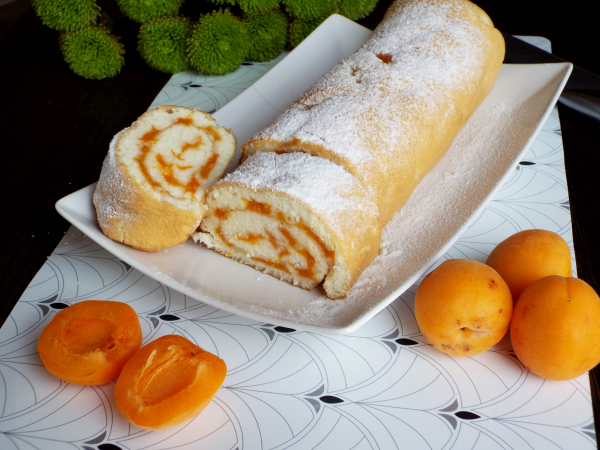 Бисквитный рулет с абрикосами, рецепт с фото