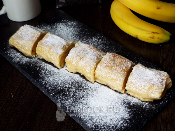 Штрудель с бананом из слоеного теста, рецепт с фото