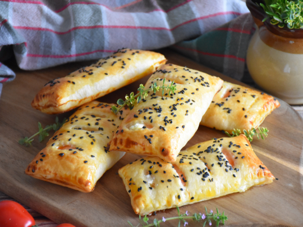 Слойки с семгой (из слоеного теста), рецепт с фото