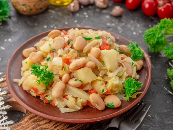 Тушеная капуста с картошкой и фасолью, рецепт с фото