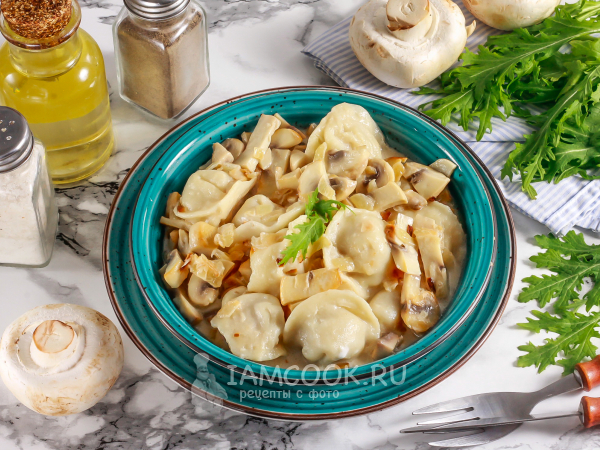 Пельмени с грибным соусом на сковороде, рецепт с фото