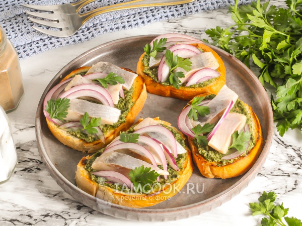 Брускетты с селедкой, рецепт с фото