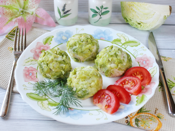 Куриные тефтели в молодой капусте, рецепт с фото