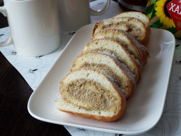 Бисквитный рулет с халвой, рецепт с фото