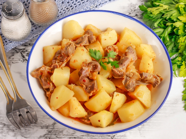 Тушеные куриные желудки с картошкой в казане, рецепт с фото