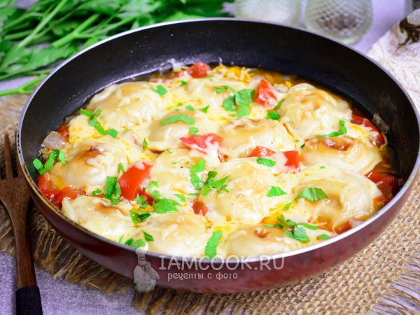 Жареные пельмени с помидорами и сыром, рецепт с фото