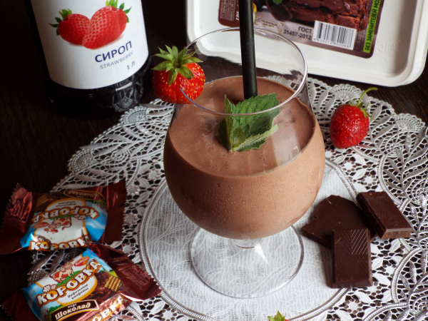Клубнично-шоколадный коктейль, рецепт с фото