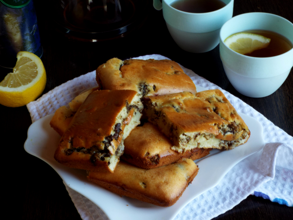 Заливной пирог с рыбными консервами на молоке, рецепт с фото