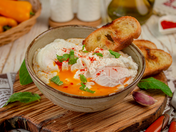 Яйца по-турецки с йогуртом (Cilbir, Чилбир), рецепт с фото