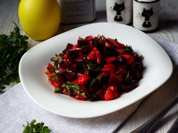 Салат со свёклой и помидорами, рецепт с фото