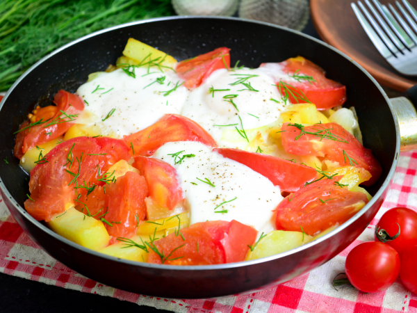 Жареная картошка с помидорами и яйцом, рецепт с фото