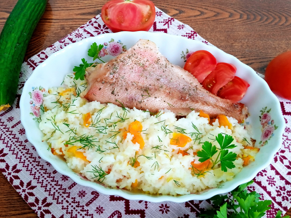 Морской окунь с рисом в духовке, рецепт с фото
