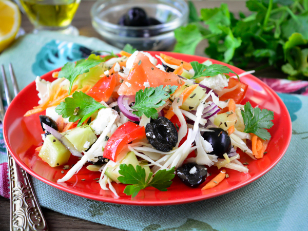 Греческий салат с белокочанной капустой, рецепт с фото