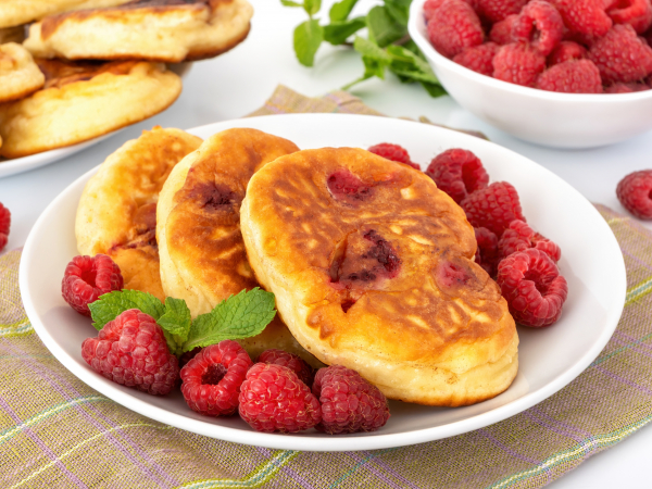 Оладьи с малиной на кефире, рецепт с фото