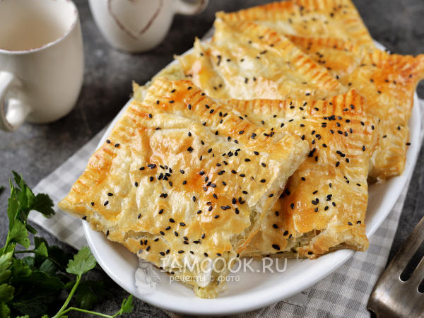 Пирог из слоеного теста с картошкой и грибами, рецепт с фото