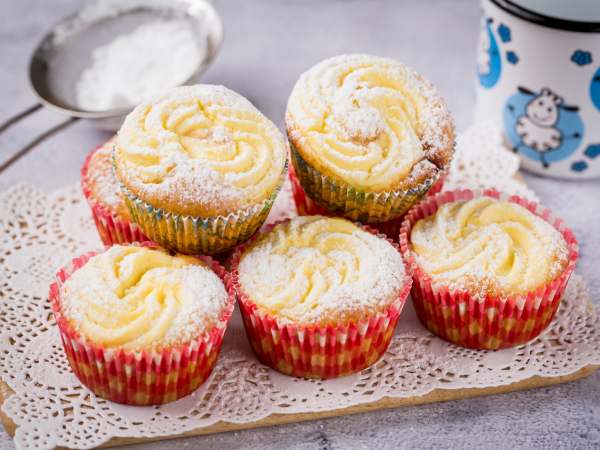 Маффины с начинкой и воздушной творожной шапочкой, рецепт с фото