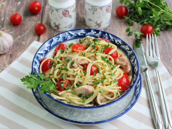 Спагетти с курицей и помидорами черри, рецепт с фото