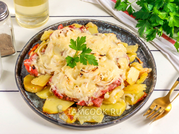 Мясо по-французски с маринованным луком, рецепт с фото