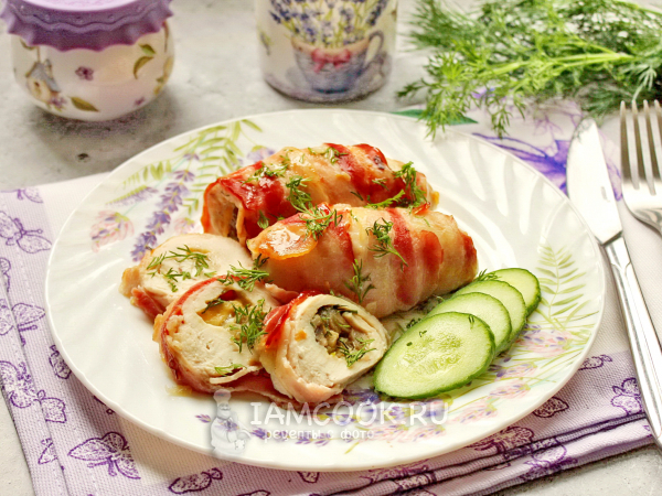Куриные рулетики с грибами в беконе, рецепт с фото