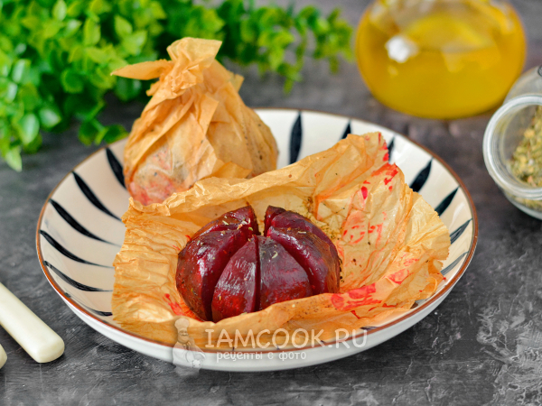 Запеченная свекла в духовке в пергаменте, рецепт с фото