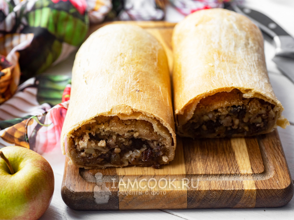Штрудель с яблоками, изюмом и орехами, рецепт с фото