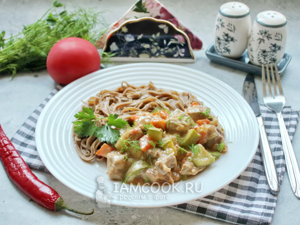 Индейка с овощами в сливочном соусе (тушеная), рецепт с фото