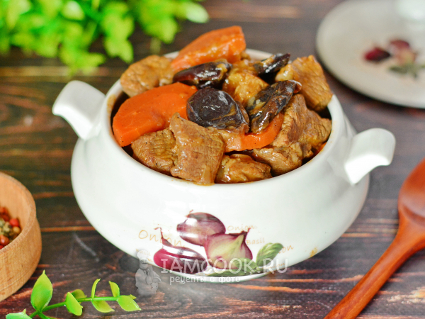 Гуляш из говядины с черносливом, рецепт с фото