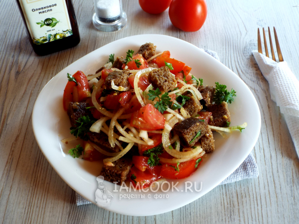 Салат с черным хлебом, помидорами и луком, рецепт с фото