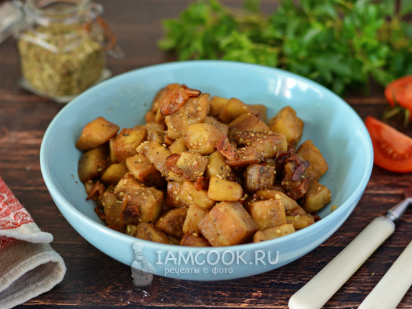 Баклажаны с беконом на сковороде, рецепт с фото