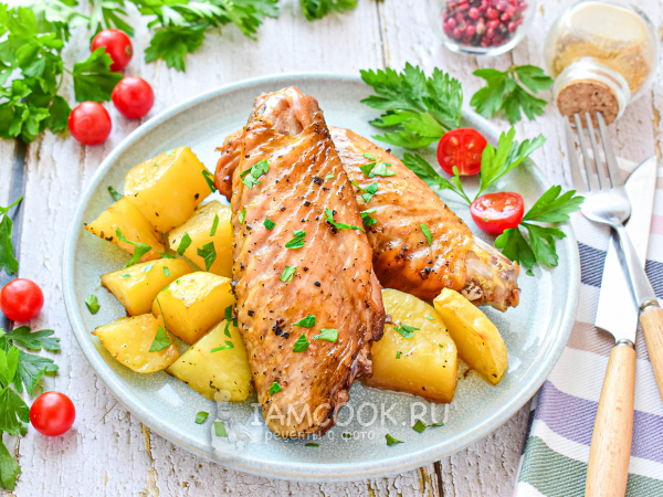 Крылья индейки в духовке с картошкой, рецепт с фото
