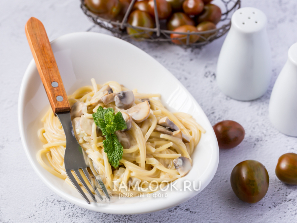 Спагетти со сливочно-грибным соусом (из шампиньонов), рецепт с фото
