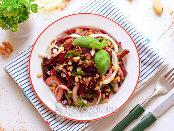 Салат из свёклы с луком и орехами, рецепт с фото
