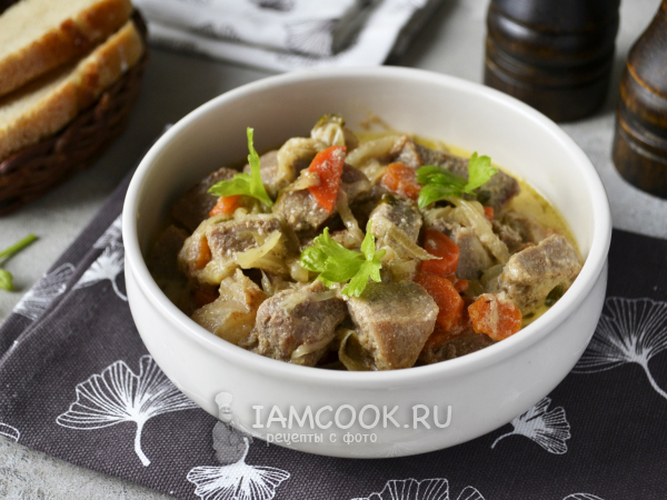 Гуляш из говядины со сметаной, рецепт с фото