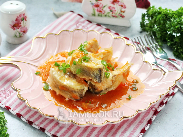 Тушеный судак с луком и морковью, рецепт с фото