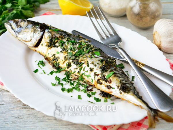 Скумбрия с чесноком в духовке, рецепт с фото