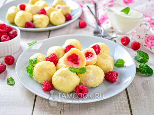 Ленивые вареники с малиной внутри, рецепт с фото