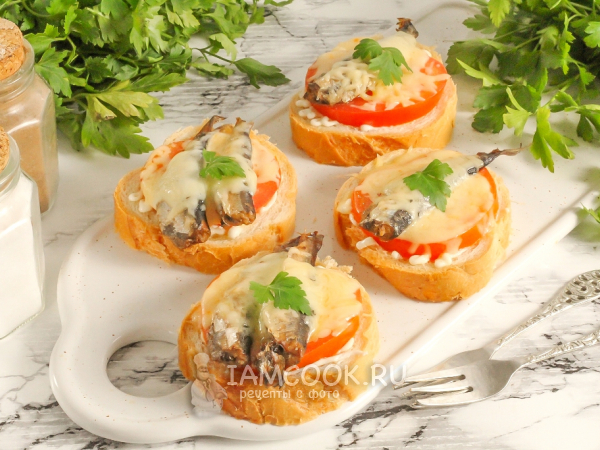 Горячие бутерброды со шпротами в микроволновке, рецепт с фото