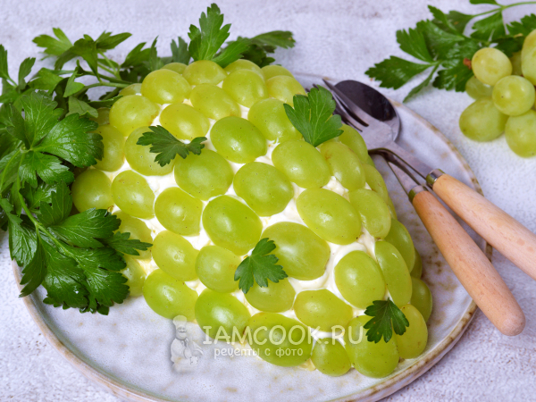 Салат «Виноградная гроздь» с копченой курицей, рецепт с фото