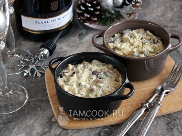 Жульен с сыром Дор Блю, с курицей и шампиньонами, рецепт с фото