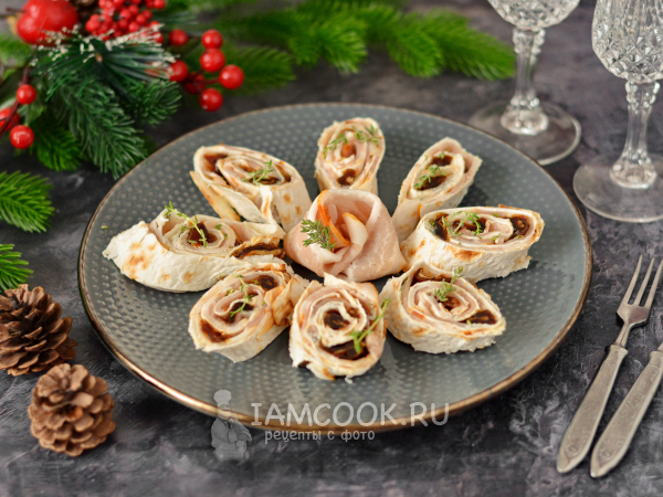 Рулет из лаваша с беконом, рецепт с фото