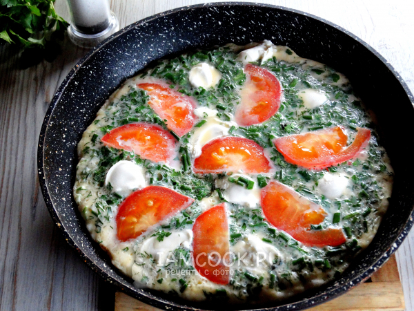 Омлет с помидорами и зеленью на сковороде, рецепт с фото