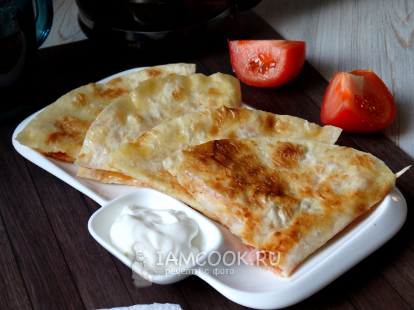 Лаваш с сыром, колбасой и помидорами на сковороде, рецепт с фото