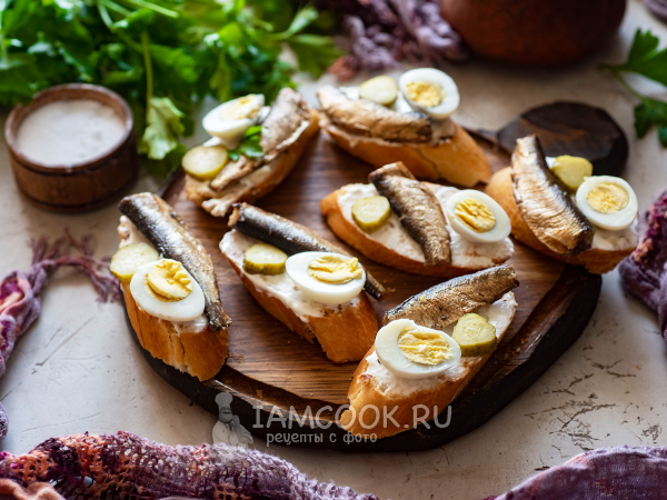 Бутерброды со шпротами и перепелиным яйцом, рецепт с фото