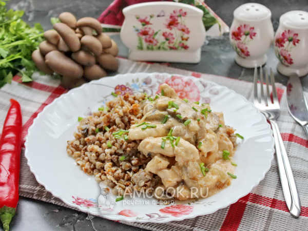 Бефстроганов из курицы с вешенками, рецепт с фото